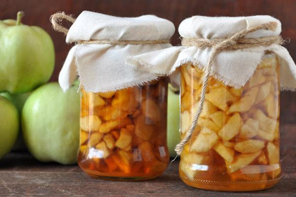 pommes marinées à la cannelle dans un bocal
