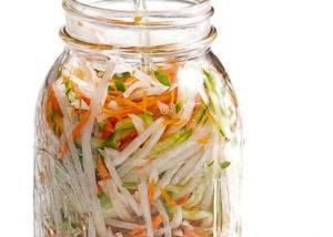 สูตรดองหัวไชเท้าแบบฆ่าเชื้อและไม่ฆ่าเชื้อ สำหรับเก็บรักษาในฤดูหนาว และวิธีเก็บสลัด