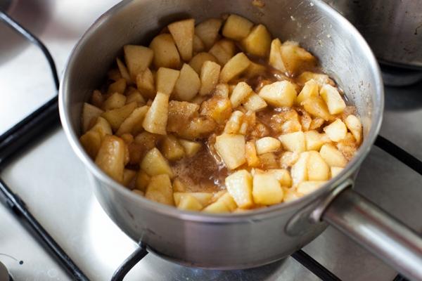 le processus de cuisson des pommes