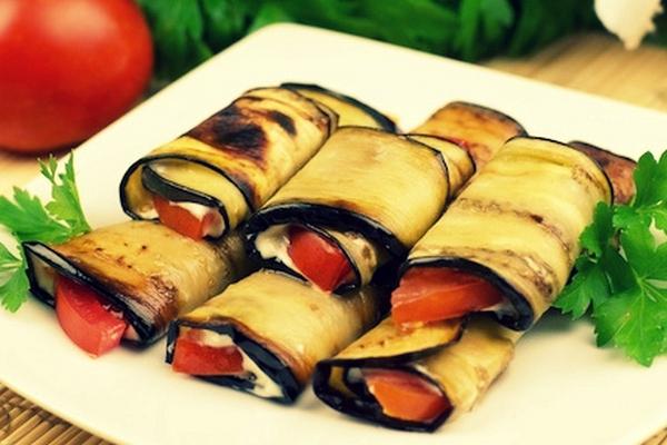 มะเขือยาวม้วนบนจาน