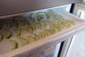 สามารถแช่แข็งลูกแพร์ไว้สำหรับฤดูหนาวได้หรือไม่ และจะทำอย่างไรให้ถูกต้องที่บ้าน?