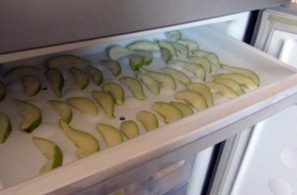 ลูกแพร์หั่นเป็นชิ้นในช่องแช่แข็ง