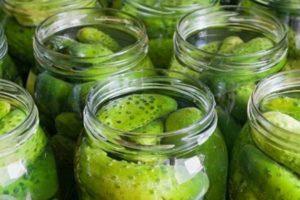 วิธีเตรียมแตงกวา Zlodeyskie สำหรับฤดูหนาวแบบกระป๋องพร้อมวอดก้า สูตรอาหารทีละขั้นตอน