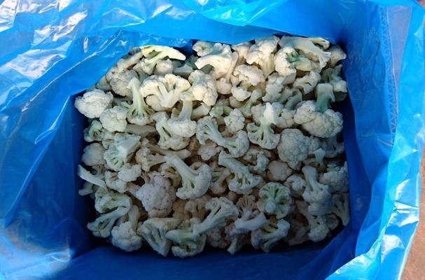 morceaux de chou-fleur dans un sac