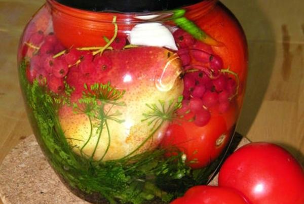 มะเขือเทศกับลูกเกดแดงและสมุนไพร