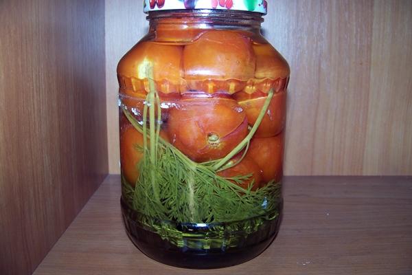 tomates avec fanes de carottes dans un grand bocal