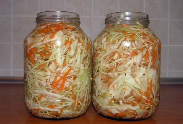 กะหล่ำปลีในขวดบนโต๊ะ