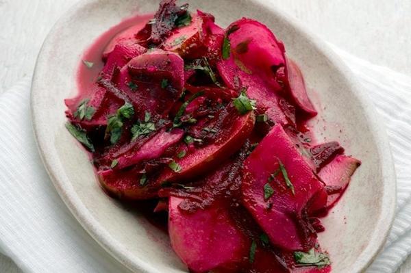 กะหล่ำปลีกับบีทรูทในจาน