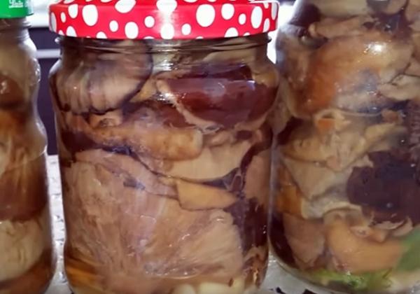 เห็ดขมในขวดบนโต๊ะ