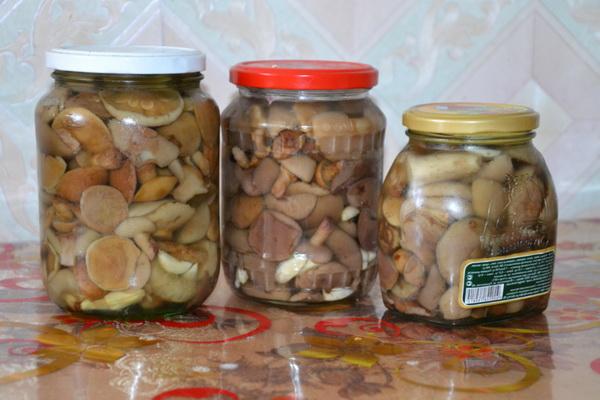 champignons au beurre frits en bocaux