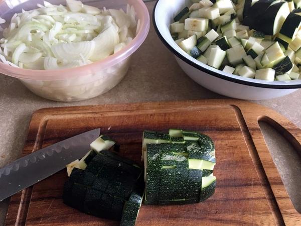 le processus de préparation de la langue de la belle-mère