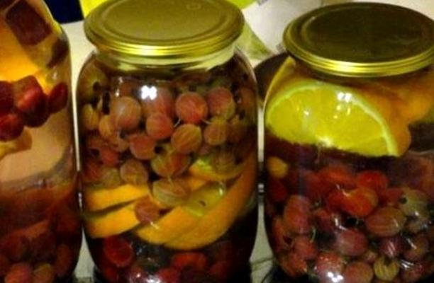 pots de compote de groseilles et d'oranges