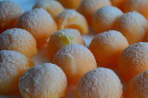 วิธีแช่แข็งแตงโมชิ้นและครึ่งลูกสำหรับฤดูหนาวที่บ้าน: สูตรอาหารที่ดีที่สุด