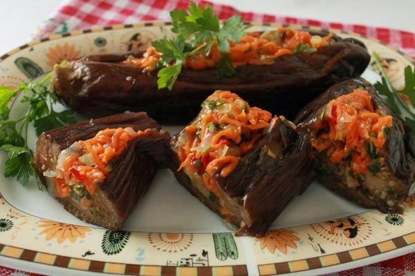 Aubergines marinées avec carottes dans une assiette