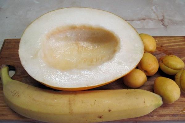 กล้วย แตงโม และแอปริคอต