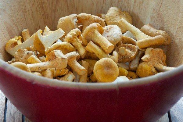 capsules de lait au safran dans un bol