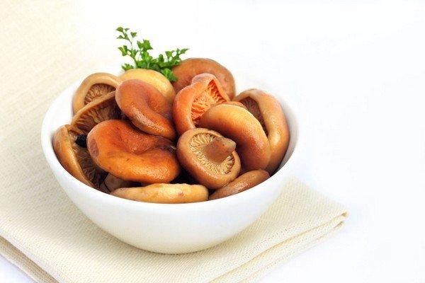 capsules de lait au safran salées dans un bol