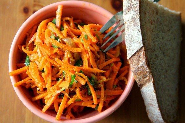 Carottes à la coréenne dans un bol