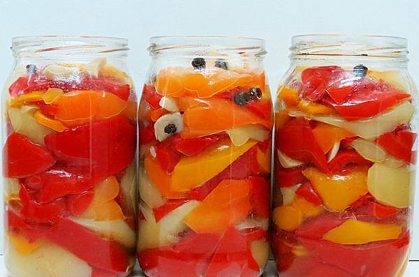 พริกในซอสน้ำผึ้งในขวด