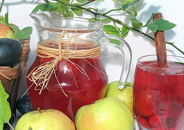 คอมโพทแอปเปิ้ลและพลัมในเหยือก