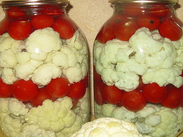 กะหล่ำดอกกับมะเขือเทศในขวด