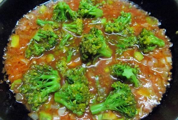brocoli bouilli à la sauce tomate