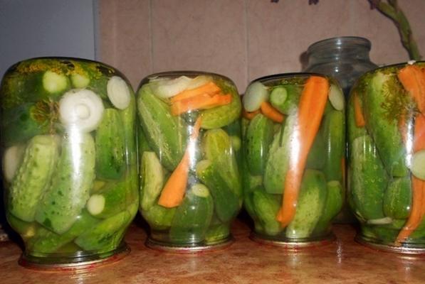 แตงกวาบัลแกเรียกำลังอยู่ในช่วงวันหยุดในขวดโหล