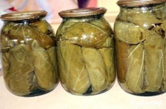 แตงกวากับใบองุ่นในขวดบนโต๊ะ