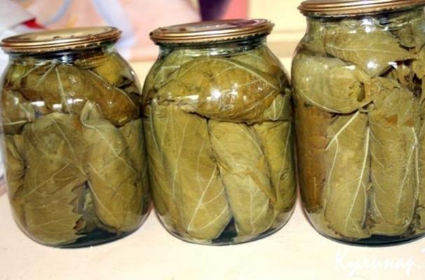 แตงกวากับใบองุ่นในขวดบนโต๊ะ