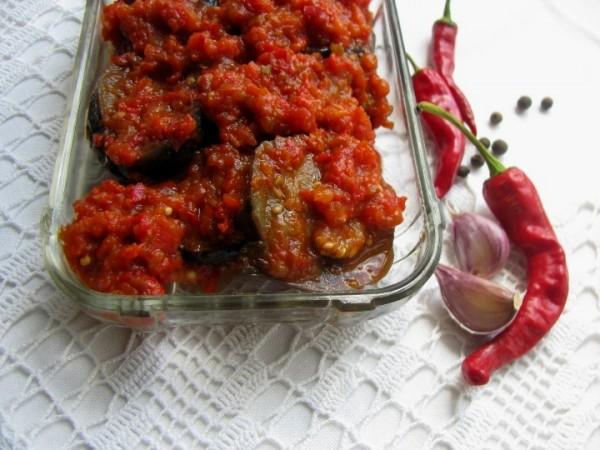 aubergines en adjika dans un bol