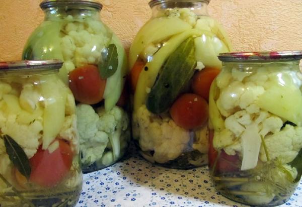 กะหล่ำดอกและแตงกวารวมในขวด