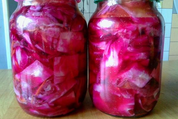 กะหล่ำปลีแดงในขวดบนโต๊ะ
