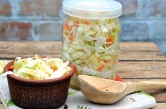 กะหล่ำปลีในขวดบนโต๊ะ