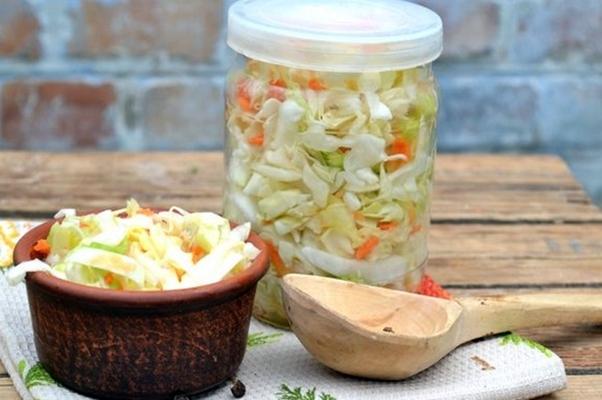 กะหล่ำปลีในขวดบนโต๊ะ
