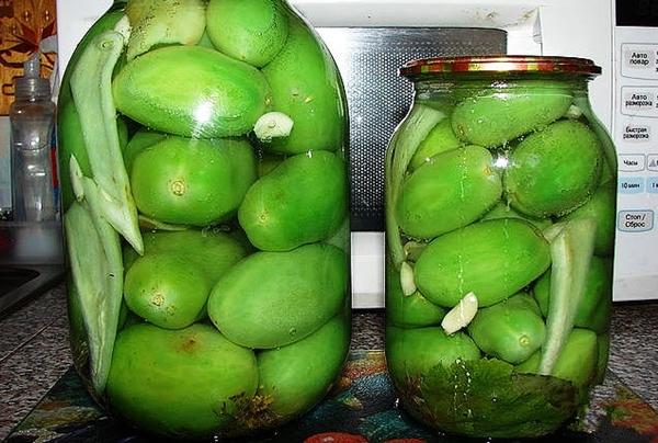 มะเขือเทศสีเขียวในขวด