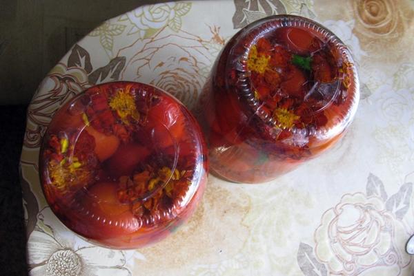 Tomates aux soucis en bocaux