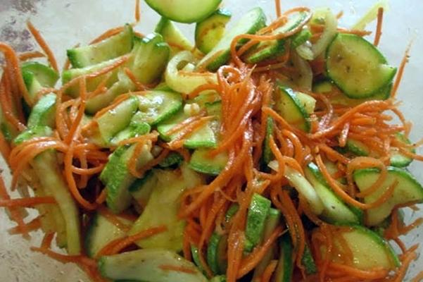Carottes et courgettes à la coréenne dans un bol