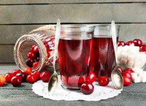 สูตรง่ายๆ สำหรับผลไม้แช่อิ่มเชอร์รี่แบบมีเมล็ดและไม่มีเมล็ดสำหรับฤดูหนาว แบบมีและไม่มีการฆ่าเชื้อ