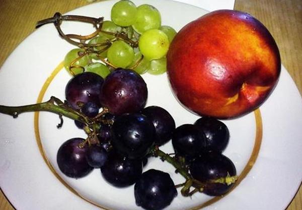 องุ่นและลูกพีช