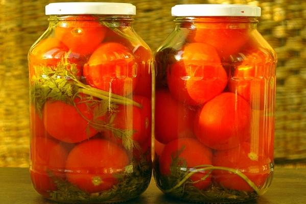 tomates avec fanes de carottes et poivrons