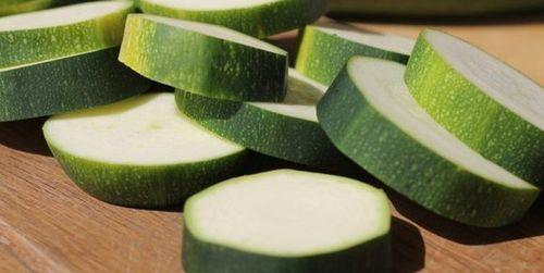 ซูกินี่หั่นเป็นชิ้น