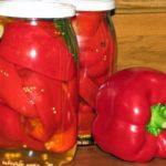 พริกไทยในขวดบนโต๊ะ