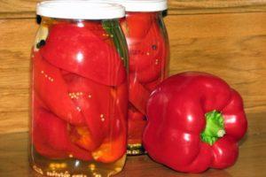 พริกเผ็ดหมักไว้กินหน้าหนาว สูตรอาหารที่มีมะเขือเทศสไตล์จอร์เจียนและในน้ำมัน