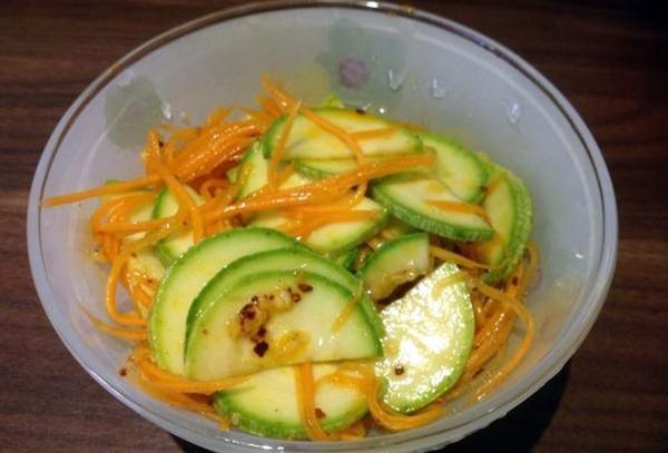 Carottes aux courgettes à la coréenne