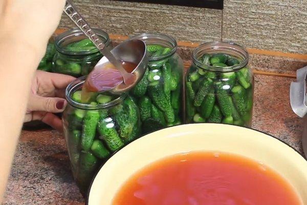 การถนอมแตงกวาดองด้วยซอสมะเขือเทศ