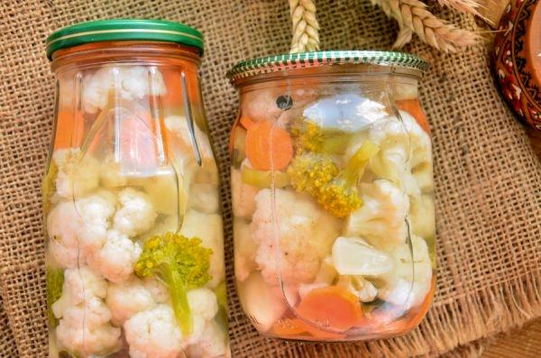 brocoli avec poivrons et autres légumes en bocaux