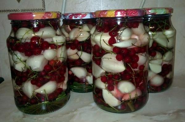 กระเทียมดองกับลูกเกดแดงและสมุนไพร