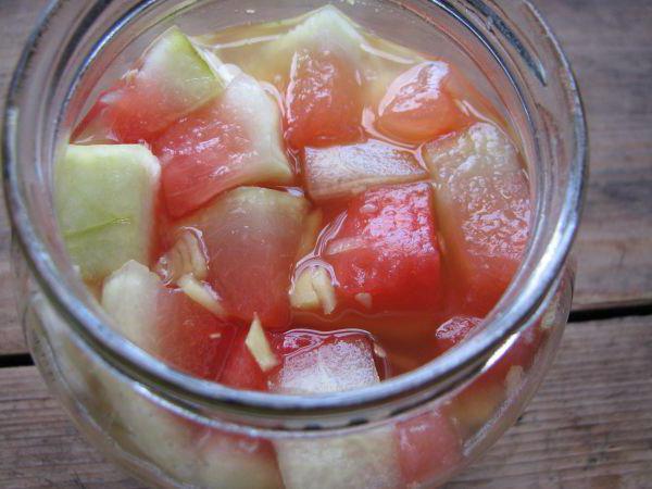 pastèques salées dans un bocal