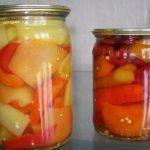 พริกในซอสน้ำผึ้งในขวดบนโต๊ะ