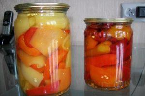 วิธีเตรียมพริกดองในซอสน้ำผึ้งสำหรับฤดูหนาว: สูตรอาหารและคำแนะนำในการจัดเก็บ